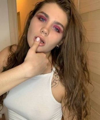 Воплотим все твои фантазии в реальность! 💋 Живу в самой прекрасной и страстной Москве. Со мной ты окунешься в мир раскрепощенной страсти и нежности. У меня есть большой опыт и я готова подарить тебе часы наслаждения. 🌟 Проведем вместе время, полное эмоций и сексуального блаженства. Умею исполнять различные роли, могу быть нежной кошечкой или страстной хищницей, реализовать любые твои желания. Посмотри мои фото, и ты поймешь, что со мной любой мечты становятся реальностью. 📷 Отзывы о моих услугах говорят сами за себя – я развлеку тебя до тех пор, пока ты не достигнешь совершенства. 💥 Ты заслуживаешь только лучшего, поэтому не упусти возможность побаловать себя беззаботным удовольствием в компании замечательной девушки. Жду твоего звонка, чтобы сделать Москву еще ярче и горячей! 🔥 Лизунька