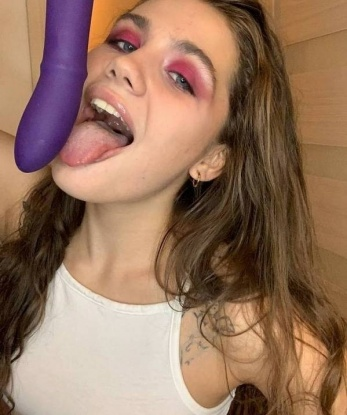Воплотим все твои фантазии в реальность! 💋 Живу в самой прекрасной и страстной Москве. Со мной ты окунешься в мир раскрепощенной страсти и нежности. У меня есть большой опыт и я готова подарить тебе часы наслаждения. 🌟 Проведем вместе время, полное эмоций и сексуального блаженства. Умею исполнять различные роли, могу быть нежной кошечкой или страстной хищницей, реализовать любые твои желания. Посмотри мои фото, и ты поймешь, что со мной любой мечты становятся реальностью. 📷 Отзывы о моих услугах говорят сами за себя – я развлеку тебя до тех пор, пока ты не достигнешь совершенства. 💥 Ты заслуживаешь только лучшего, поэтому не упусти возможность побаловать себя беззаботным удовольствием в компании замечательной девушки. Жду твоего звонка, чтобы сделать Москву еще ярче и горячей! 🔥 Лизунька